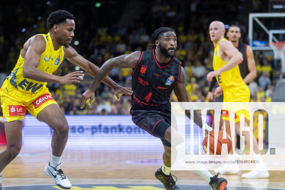 Oldenburg, Lower Saxony, Germany, October 23, 2026, Jordan Jones (right), BMA365 Bamberg Baskets, and Jeremy Roach (left), EWE Baskets Oldenburg; EWE Baskets Oldenburg vs. BMA365 Bamberg Baskets; Basketball 1; Basketball Bundesliga; 2026–2027 season, Matchday 6, Grosse EWE Arena: EWE Baskets Oldenburg vs. BMA365 Bamberg Baskets www.andreas-burmann.de