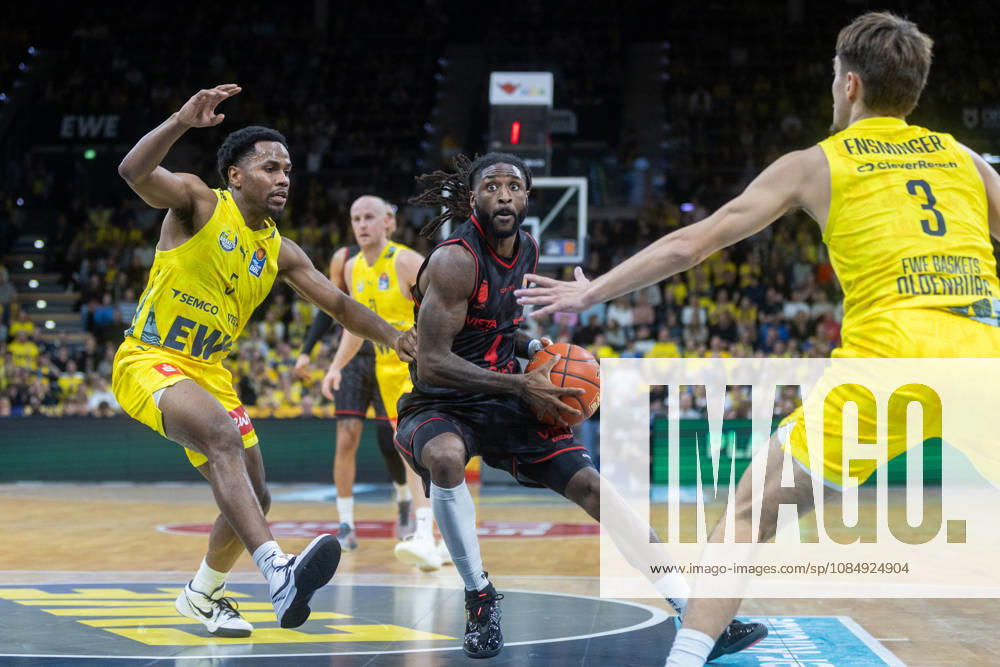 Oldenburg, Lower Saxony, Germany, October 23, 2026, Jordan Jones (right), BMA365 Bamberg Baskets, and Jeremy Roach (left), EWE Baskets Oldenburg; EWE Baskets Oldenburg vs. BMA365 Bamberg Baskets; Basketball 1; Basketball Bundesliga; 2026–2027 season, Matchday 6, Grosse EWE Arena: EWE Baskets Oldenburg vs. BMA365 Bamberg Baskets www.andreas-burmann.de