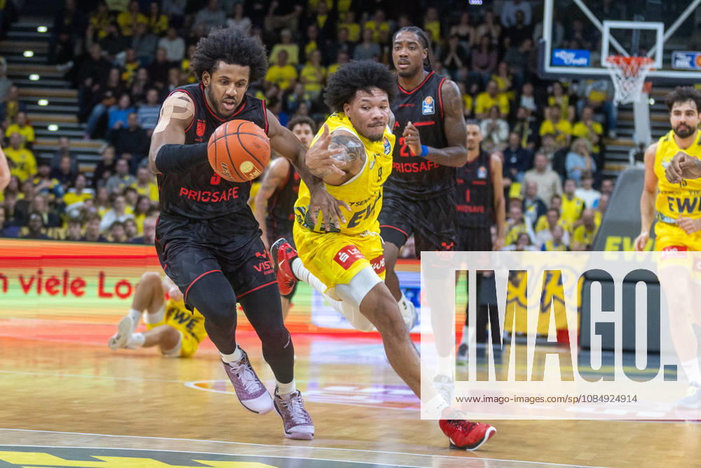 Oldenburg, Lower Saxony, Germany, October 23, 2026, Jordan Wright (left), BMA365 Bamberg Baskets, and Tylan Pope (right), EWE Baskets Oldenburg. EWE Baskets Oldenburg vs. BMA365 Bamberg Baskets. Basketball 1. Basketball Bundesliga. 2026–2027 season, Matchday 6, Grosse EWE Arena: EWE Baskets Oldenburg vs. BMA365 Bamberg Baskets www.andreas-burmann.de