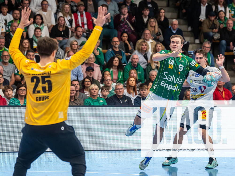 Max Beneke of Frisch Auf Goeppingen, No. 9, gets a clear shot; Frisch Auf Goeppingen vs. ThSV Eisenach, Handball, 1st Bundesliga, Men s, 2026–2027 Season, October 23, 2026, Frisch Auf Goeppingen vs. ThSV Eisenach, Handball, 1st Bundesliga, Men, 2026–2027 season, October 23, 2026, Goeppingen