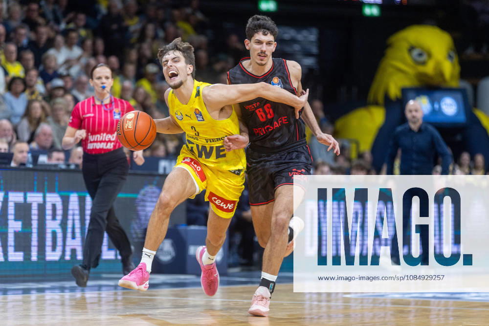 Oldenburg, Lower Saxony, Germany, October 23, 2026, Zachary Ensminger (left), EWE Baskets Oldenburg, and Yuval Hochstadter (right), BMA365 Bamberg Baskets; EWE Baskets Oldenburg vs. BMA365 Bamberg Baskets; Basketball 1; Basketball Bundesliga; 2026–2027 season, Matchday 6, Grosse EWE Arena: EWE Baskets Oldenburg vs. BMA365 Bamberg Baskets www.andreas-burmann.de