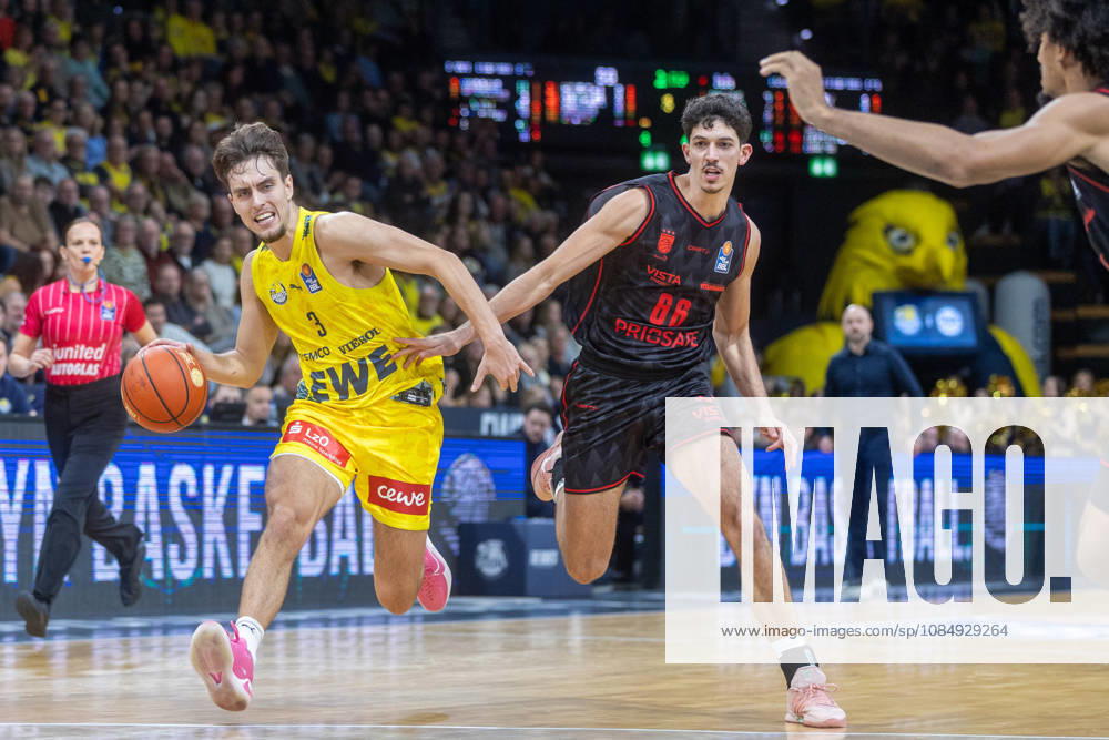 Oldenburg, Lower Saxony, Germany, October 23, 2026, Zachary Ensminger (left), EWE Baskets Oldenburg, and Yuval Hochstadter (right), BMA365 Bamberg Baskets; EWE Baskets Oldenburg vs. BMA365 Bamberg Baskets; Basketball 1; Basketball Bundesliga; 2026–2027 season, Matchday 6, Grosse EWE Arena: EWE Baskets Oldenburg vs. BMA365 Bamberg Baskets www.andreas-burmann.de
