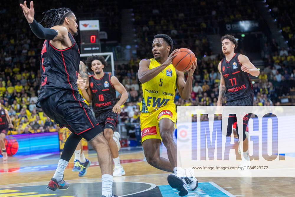 Oldenburg, Lower Saxony, Germany, October 23, 2026, Jeremy Roach (center), EWE Baskets Oldenburg, Jonathan Bähre (left), BMA365 Bamberg Baskets, Brendan Terry (second from left), BMA365 Bamberg Baskets and Joshua Obiesie on the right, BMA365 Bamberg Baskets; EWE Baskets Oldenburg vs. BMA365 Bamberg Baskets; Basketball 1; Basketball Bundesliga; 2026–2027 season, Matchday 6, Grosse EWE Arena, EWE Baskets Oldenburg vs. BMA365 Bamberg Baskets www.andreas-burmann.de