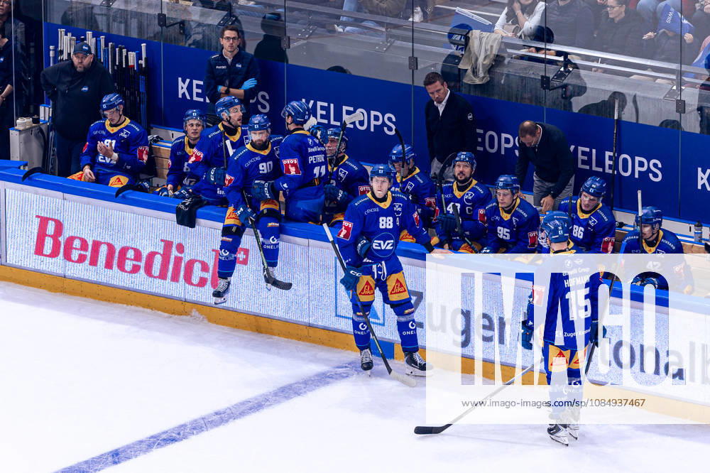 The Zug bench during a video review on October 23, 2026—National League, Regular Season, Ice Hockey, OYM Hall, Zug EV vs. Lausanne HC. Photo by