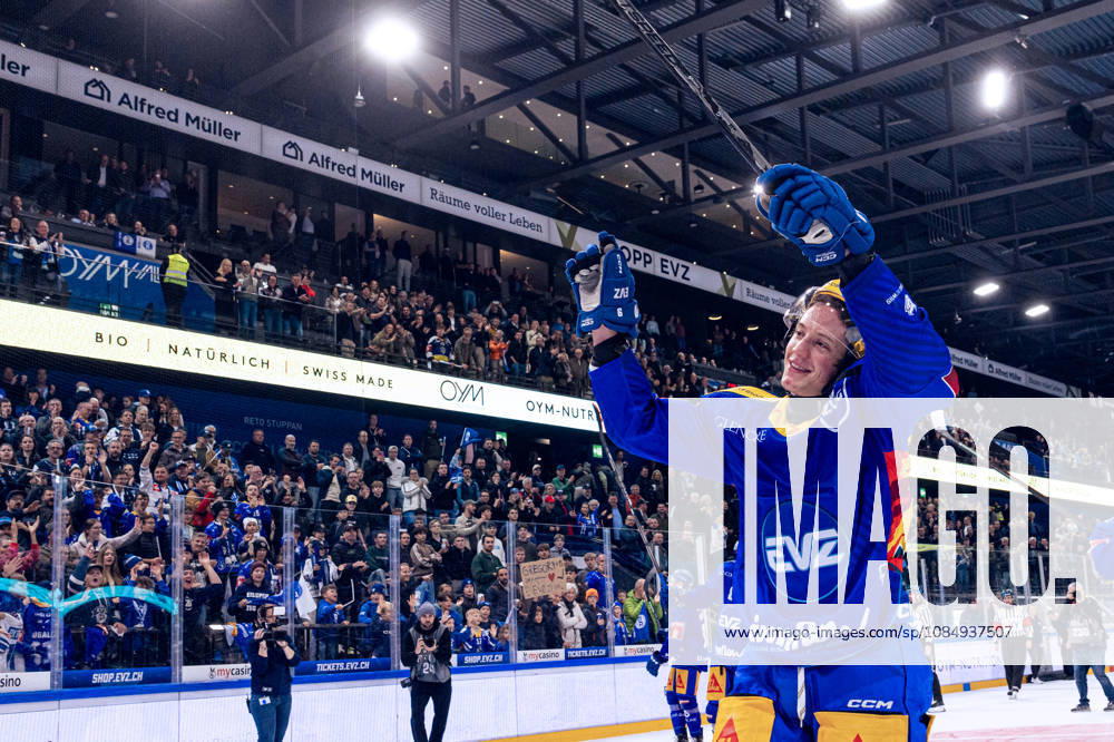 Top scorer Vinzenz Rohrer of EV Zug is celebrated by Zug fans as the Best Player October 23, 2026 National League, Regular Season, Ice Hockey, OYM Hall, Zug EV Zug Lausanne HC Photo by