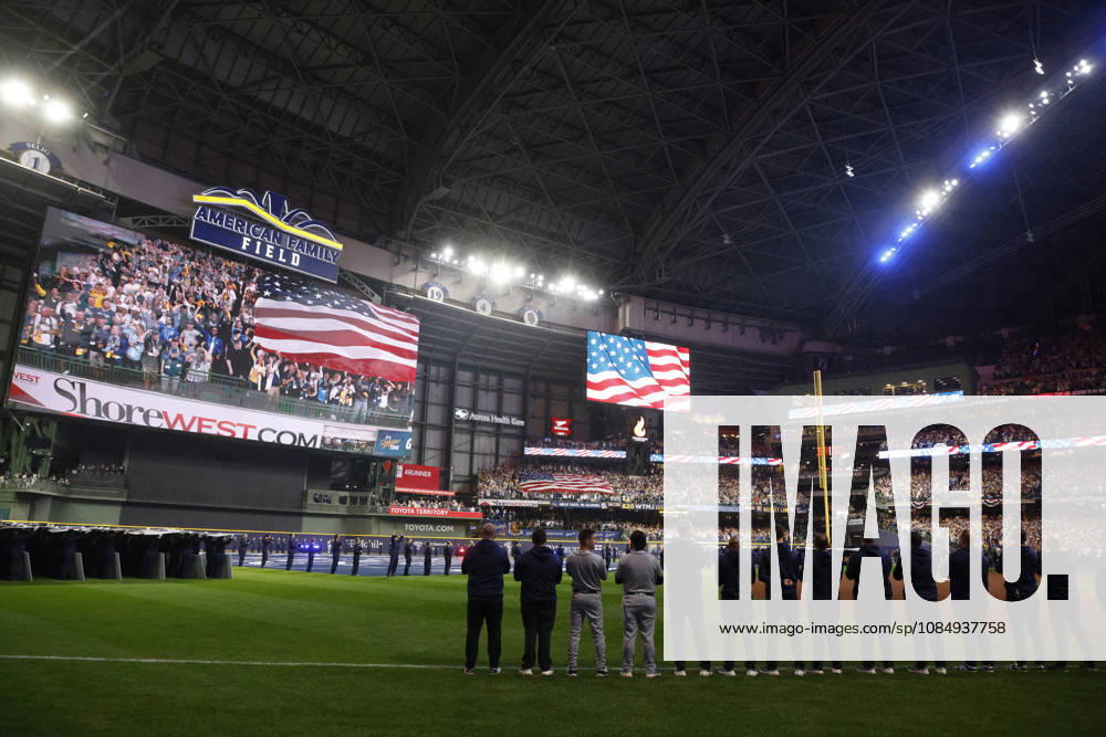 The National Anthem is sung before the start of game one of the 2026 MLB, Baseball Herren, USA World Series between the Milwaukee Brewers and the Tampa Bay Rays at American Family Field in Milwaukee, Wisconsin, on Friday, October 23, 2026. MIL20261023703 TANNENxMAURY