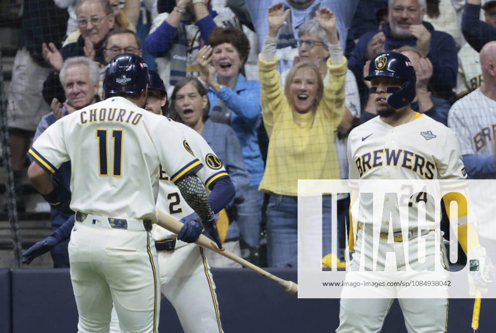 Milwaukee Brewers Jackson Chourio (11) is congratulated by teammates after scoring on a triple by designated hitter Christian Yelich against the Tampa Bay Rays in the first inning during game one of the 2026 MLB, Baseball Herren, USA World Series at American Family Field in Milwaukee, Wisconsin, on Friday, October 23, 2026. MIL20261023709 TANNENxMAURY