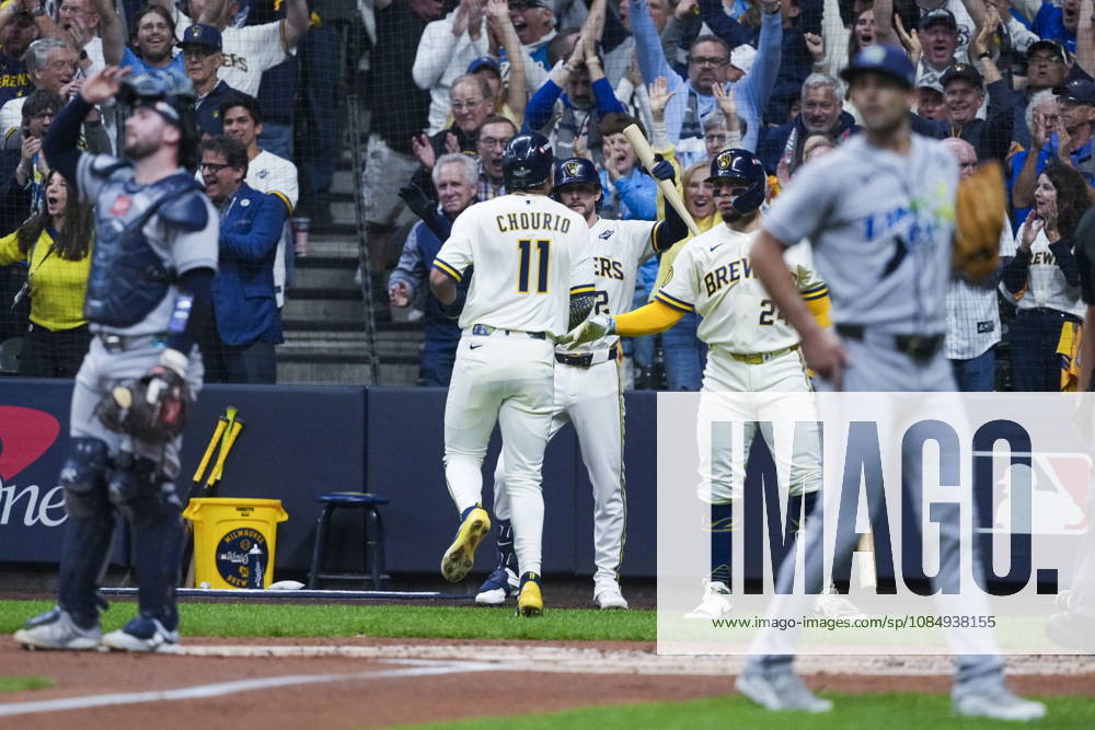 MLB, Baseball Herren, USA World Series Game 1 - Milwaukee Brewers vs Tampa Bay Rays Milwaukee Brewers left fielder Jackson Chourio (C) scores a run during the Major League Baseball (MLB) World Series Game 1 between the Milwaukee Brewers and Tampa Bay Rays at American Family Field in Milwaukee, Wisconsin, USA, 23 October 2026. MILWAUKEE WISCONSIN UNITED STATES