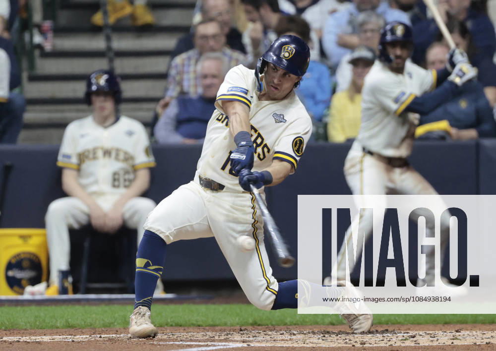 Milwaukee Brewers Sal Frelick (10) hits a single against the Tampa Bay Rays in the second inning during game one of the 2026 MLB, Baseball Herren, USA World Series at American Family Field in Milwaukee, Wisconsin, on Friday, October 23, 2026. MIL20261023713 TANNENxMAURY