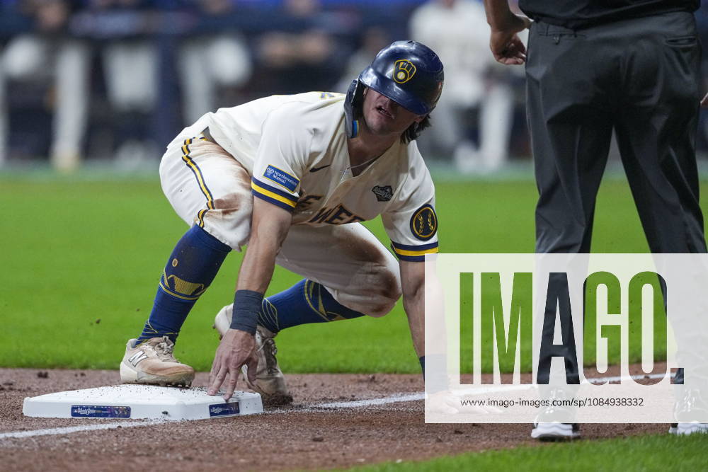 MLB, Baseball Herren, USA World Series Game 1 - Milwaukee Brewers vs Tampa Bay Rays Milwaukee Brewers right fielder Sal Frelick steals 3rd base during the Major League Baseball (MLB) World Series Game 1 between the Milwaukee Brewers and Tampa Bay Rays at American Family Field in Milwaukee, Wisconsin, USA, 23 October 2026. MILWAUKEE WISCONSIN UNITED STATES