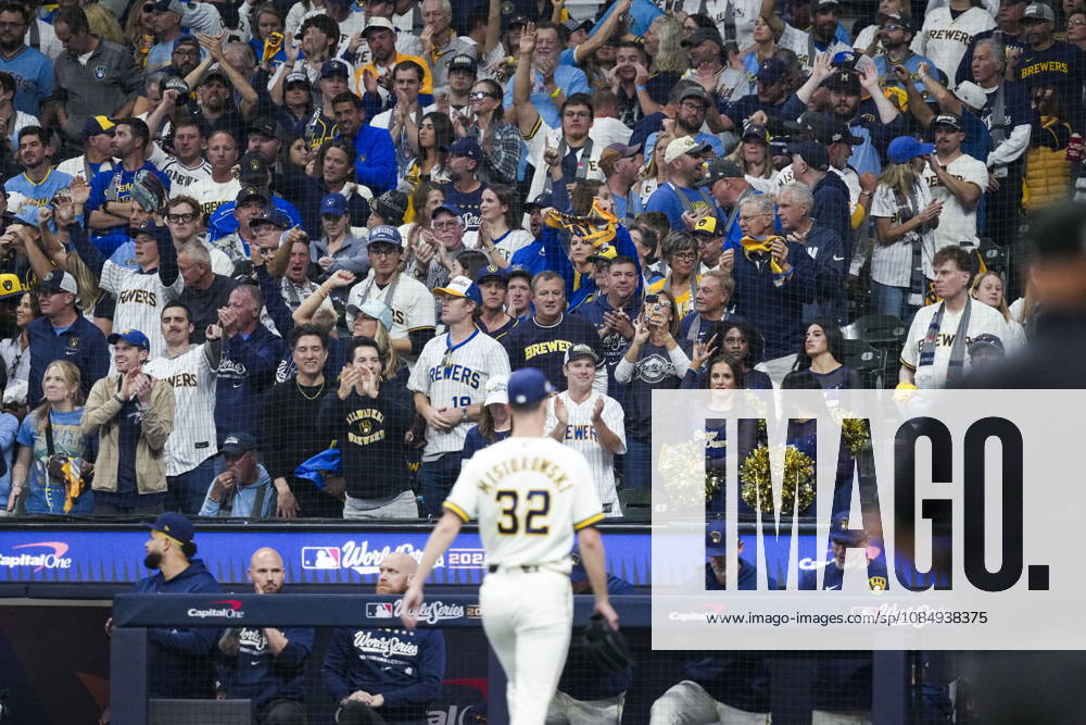 MLB, Baseball Herren, USA World Series Game 1 - Milwaukee Brewers vs Tampa Bay Rays Milwaukee Brewers fans cheer pitcher Jacob Misiorowski as he walks to the dugout during the Major League Baseball (MLB) World Series Game 1 between the Milwaukee Brewers and Tampa Bay Rays at American Family Field in Milwaukee, Wisconsin, USA, 23 October 2026. MILWAUKEE WISCONSIN UNITED STATES