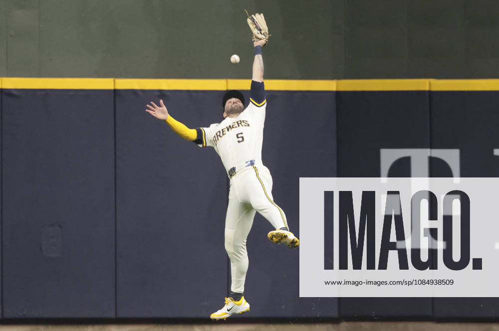 Milwaukee Brewers center fielder Garrett Mitchell (5) jumps for a long fly ball which turns into a double from Tampa Bay Rays Junior Caminero in the fourth inning during game one of the 2026 MLB, Baseball Herren, USA World Series at American Family Field in Milwaukee, Wisconsin, on Friday, October 23, 2026. MIL20261023717 TANNENxMAURY