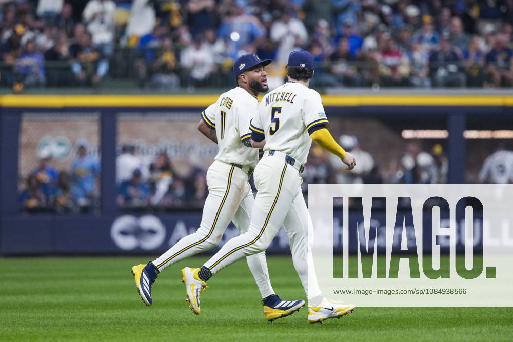 MLB, Baseball Herren, USA World Series Game 1 - Milwaukee Brewers vs Tampa Bay Rays Milwaukee Brewers left fielder Jackson Chourio (L) and Milwaukee Brewers center fielder Garrett Mitchell (R) run in to the dugout during the Major League Baseball (MLB) World Series Game 1 between the Milwaukee Brewers and Tampa Bay Rays at American Family Field in Milwaukee, Wisconsin, USA, 23 October 2026. MILWAUKEE WISCONSIN UNITED STATES