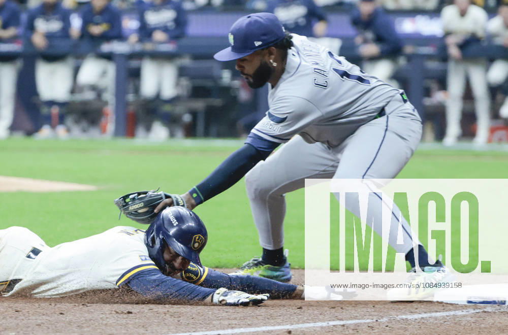 Milwaukee Brewers David Hamilton (6) is tagged out at third base by Tampa Bay Rays third baseman Junior Caminero (13) trying to stretch a double into a triple in the fifth inning during game one of the 2026 MLB, Baseball Herren, USA World Series at American Family Field in Milwaukee, Wisconsin, on Friday, October 23, 2026. MIL20261023721 TANNENxMAURY