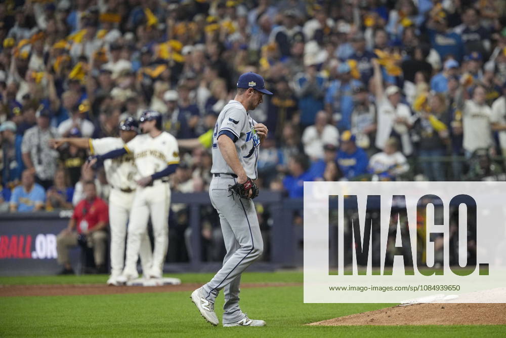 MLB, Baseball Herren, USA World Series Game 1 - Milwaukee Brewers vs Tampa Bay Rays Tampa Bay Rays relief pitcher Steven Matz leaves the field during the Major League Baseball (MLB) World Series Game 1 between the Milwaukee Brewers and Tampa Bay Rays at American Family Field in Milwaukee, Wisconsin, USA, 23 October 2026. MILWAUKEE WISCONSIN UNITED STATES