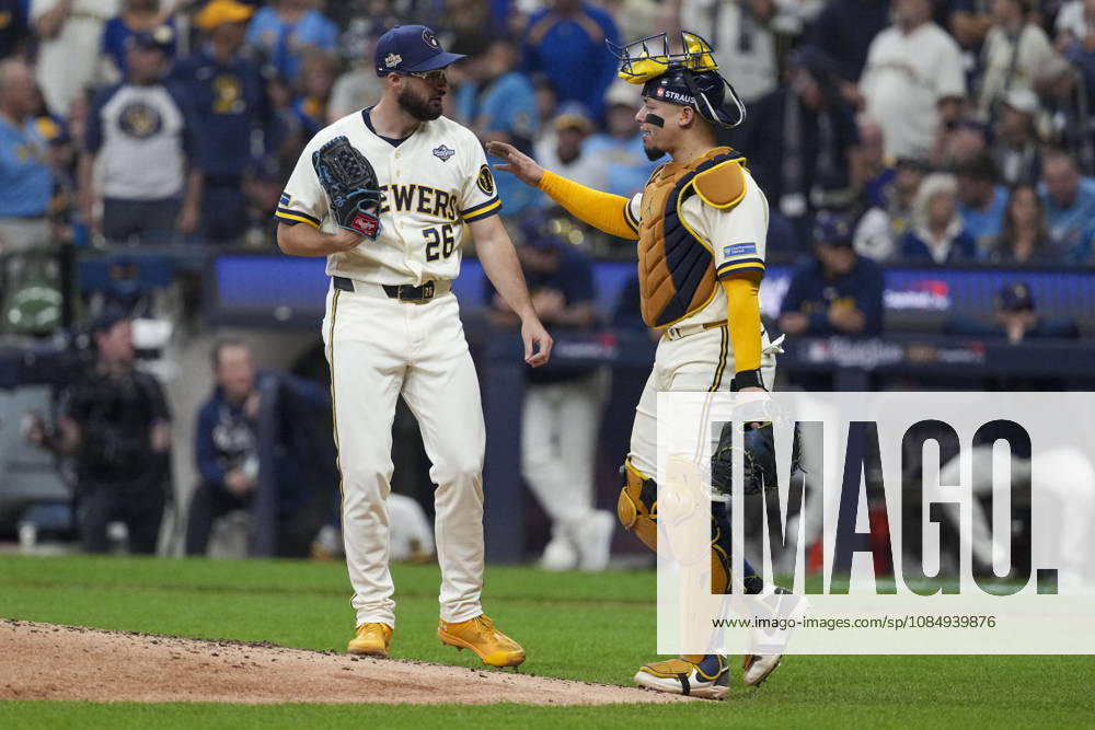 MLB, Baseball Herren, USA World Series Game 1 - Milwaukee Brewers vs Tampa Bay Rays Milwaukee Brewers catcher William Contreras (R) talks with Milwaukee Brewers pitcher Aaron Ashby (L) during the Major League Baseball (MLB) World Series Game 1 between the Milwaukee Brewers and Tampa Bay Rays at American Family Field in Milwaukee, Wisconsin, USA, 23 October 2026. MILWAUKEE WISCONSIN UNITED STATES