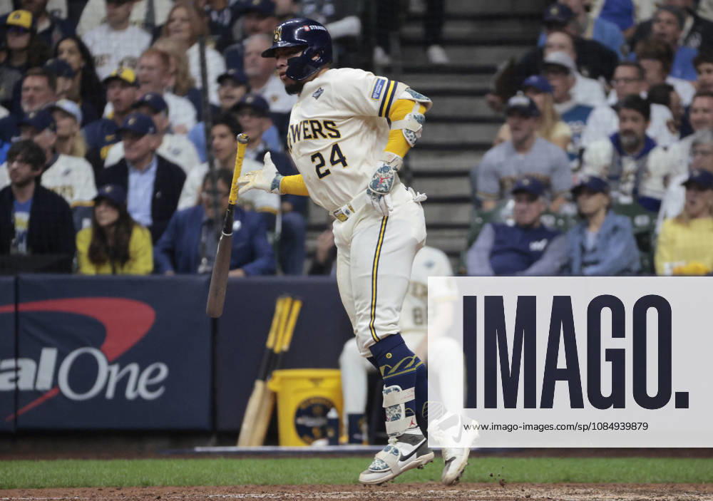 Milwaukee Brewers William Contreras (24) hits a single against the Tampa Bay Rays in the eighth inning during game one of the 2026 MLB, Baseball Herren, USA World Series at American Family Field in Milwaukee, Wisconsin, on Friday, October 23, 2026. MIL20261023732 TANNENxMAURY