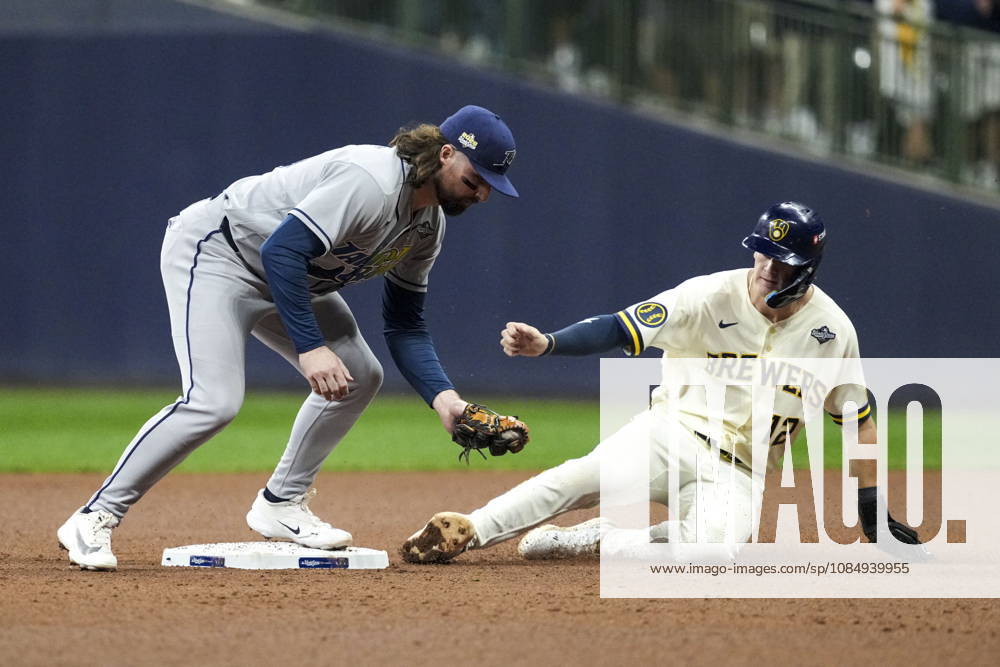 MLB, Baseball Herren, USA World Series Game 1 - Milwaukee Brewers vs Tampa Bay Rays Tampa Bay Rays second baseman Ryan Vilade (L) attempts to turn a double play during the Major League Baseball (MLB) World Series Game 1 between the Milwaukee Brewers and Tampa Bay Rays at American Family Field in Milwaukee, Wisconsin, USA, 23 October 2026. MILWAUKEE WISCONSIN UNITED STATES