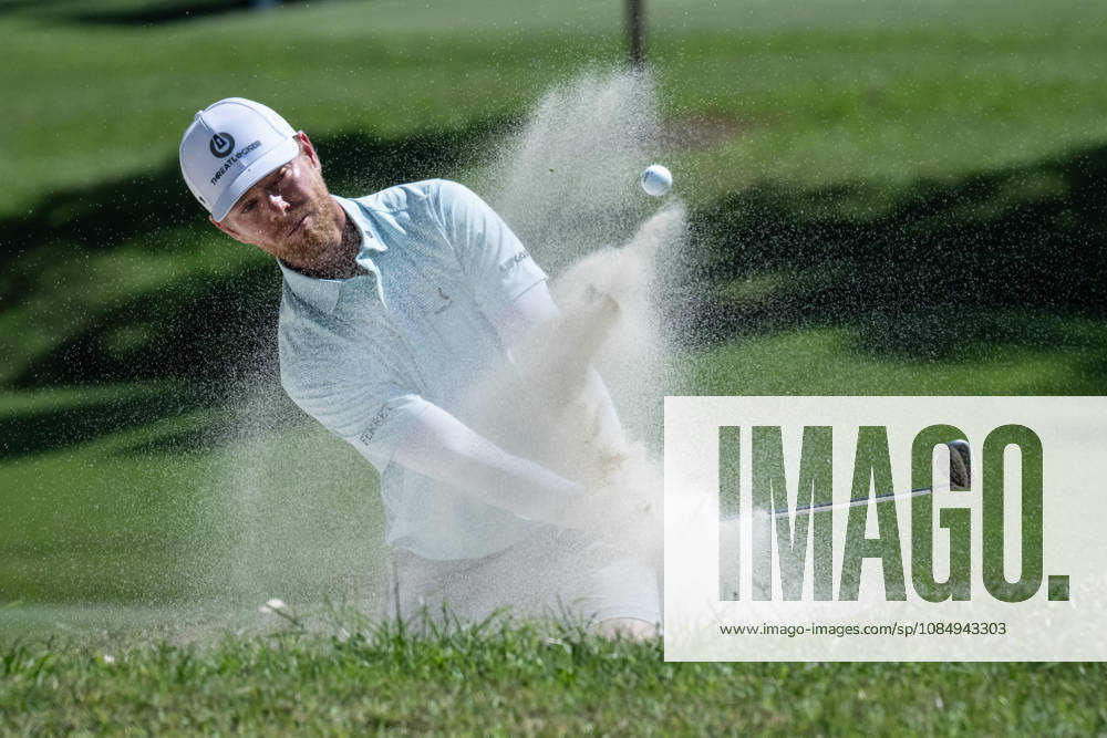 Kieran VINCENT from Zimbabwe hits out of the bunker on the 4th green.Hong Kong Open Golf, Hong Kong Golf Course Fanling Hong Kong China - ZUMAr144 20261024_zap_r144_022