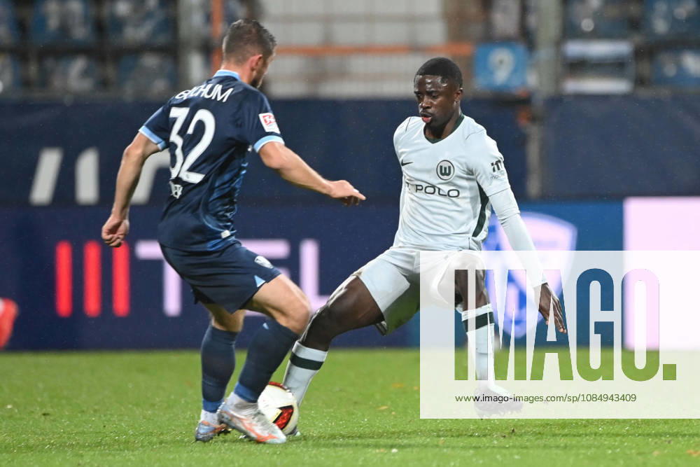 Maximilian WITTEK (BO) vs. Sael KUMBEDI (WOB) Action, Tackle, VfL Bochum (BO) vs. VfL Wolfsburg (WOB) 1–1 Soccer 2. Bundesliga, Matchday 9, on October 23, 2026, at the Ruhrstadion in Bochum, Germany. DFL regulations prohibit any use of photographs as image sequences and or quasi-video.