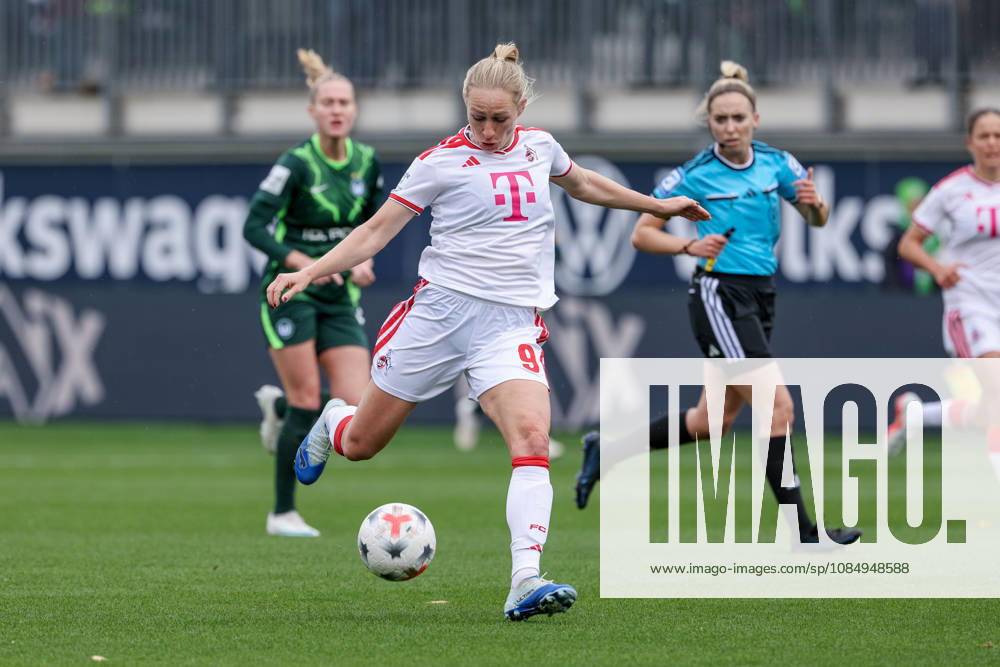 Pauline Bremer, 1 FC Köln, No. 9, takes a shot on goal, on the ball, action, game play, DFB REGULATIONS PROHIBIT ANY USE OF PHOTOGRAPHS AS SEQUENCE IMAGES AND OR VIDEO-LIKE PHOTO SERIES DFB REGULATIONS PROHIBIT ANY USE OF PHOTOGRAPHS AS IMAGE SEQUENCES AND OR QUASI-VIDEO, October 24, 2026, Wolfsburg, Germany, soccer, Google Pixel Women’s Bundesliga, VfL Wolfsburg vs. 1. FC Köln