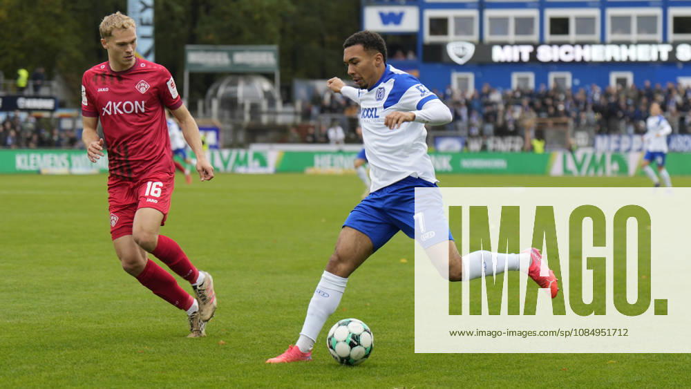 Hänsch Arena, Meppen, GER, 3rd Division, Matchday 11: SV Meppen vs. Würzburger Kickers, Oliver Schmitt, SV Meppen 7 vs. Louis Breunig, Würzburger Kickers 16. DFL regulations prohibit any use of photographs as image sequences and or quasi-video. Meppen, Lower Saxony, Hänsch Arena