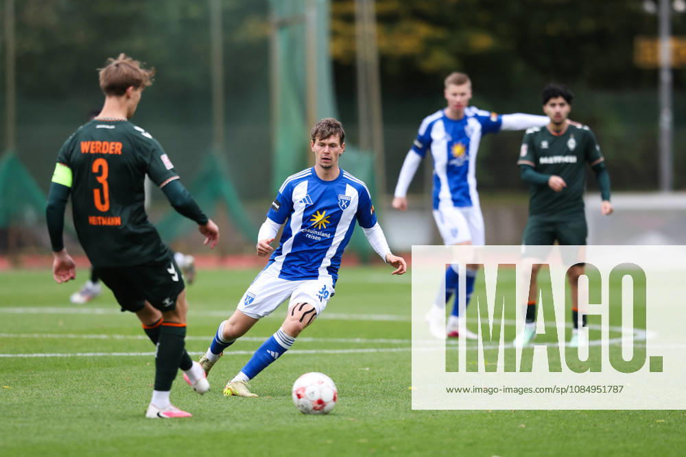 Soccer, Men s, Regionalliga Nord, Matchday 15, SV Werder Bremen II vs. BSV Kickers Emden; Nick Stepantsev (39) of BSV Kickers Emden in a tackle with Mats Ole Heitmann (3) of Werder Bremen II