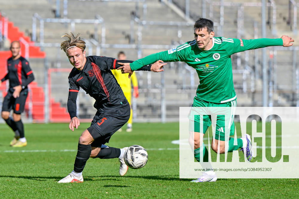 V li Ben Westermeier Unterhaching, 5 Ben Mueller Ansbach, 24 in a one-on-one, duel, tackle, dynamic, action, 24 10 2026, Unterhaching, Germany, soccer, Bavarian Regional League, SpVgg Unterhaching vs. SpVgg Ansbach