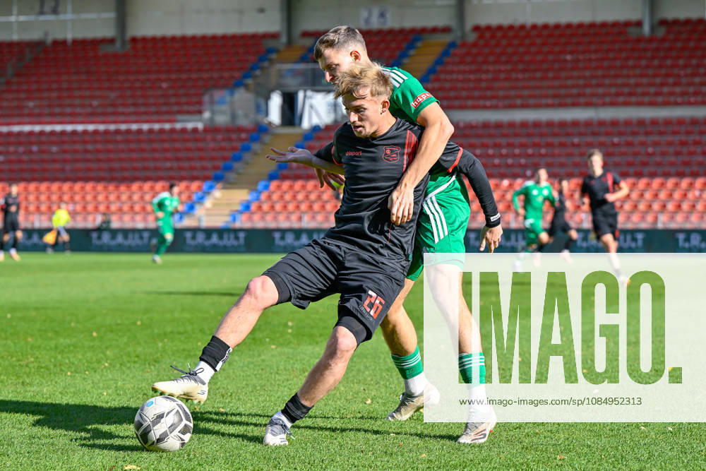 From left: Andy Breuer (Unterhaching), 26; Riko Manz (Ansbach), 29; in a one-on-one battle, duel, tackle, dynamic, action, 24 10 2026, Unterhaching, Germany, soccer, Bavarian Regional League, SpVgg Unterhaching, SpVgg Ansbach