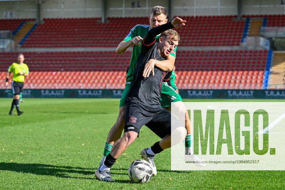 From left: Andy Breuer (Unterhaching), 26; Riko Manz (Ansbach), 29; in a one-on-one battle, duel, tackle, dynamic, action, 24 10 2026, Unterhaching, Germany, soccer, Bavarian Regional League, SpVgg Unterhaching, SpVgg Ansbach