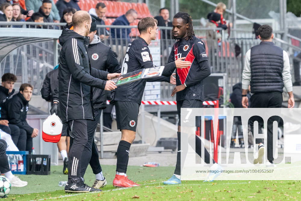 The injured Yannick Tonye of Viktoria Cologne, 07, wishes Kilian Jakob of Viktoria Cologne, 26, the best of luck. FC Viktoria Cologne vs. SC Verl, Soccer, 3rd Division, Matchday 11, 2026–2027 Season, October 24, 2026 DFL DFB regulations prohibit any use of photographs as image sequences and or quasi-video FC Viktoria Cologne vs. SC Verl, soccer, 3rd Division, Matchday 11, 2026–2027 season, October 24, 2026, Cologne