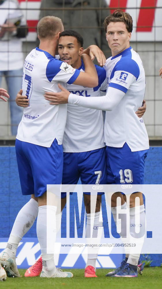 Hänsch Arena, Meppen, GER, 3rd Division, Matchday 11: SV Meppen vs. Würzburger Kickers, Jannic Ehlers (SV Meppen 17) hugs Oliver Schmitt (SV Meppen 7), the scorer of the 1–0 goal. DFL REGULATIONS PROHIBIT ANY USE OF PHOTOGRAPHS AS IMAGE SEQUENCES AND OR QUASI-VIDEO. Meppen, Lower Saxony, Hänsch Arena