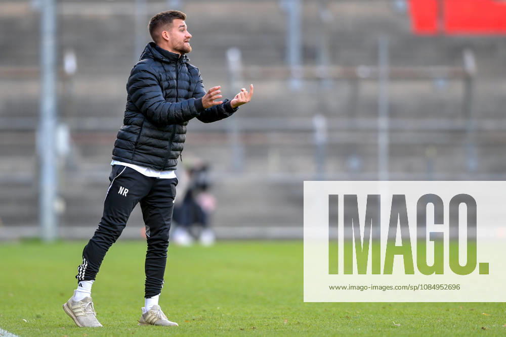 Niklas Reutelhuber Ansbach gives instructions, gesticulates, waves his arms, gives instructions, gesticulates, cutout, single frame, action, 24 10 2026, Unterhaching, Germany, soccer, Bavarian Regional League, SpVgg Unterhaching vs. SpVgg Ansbach