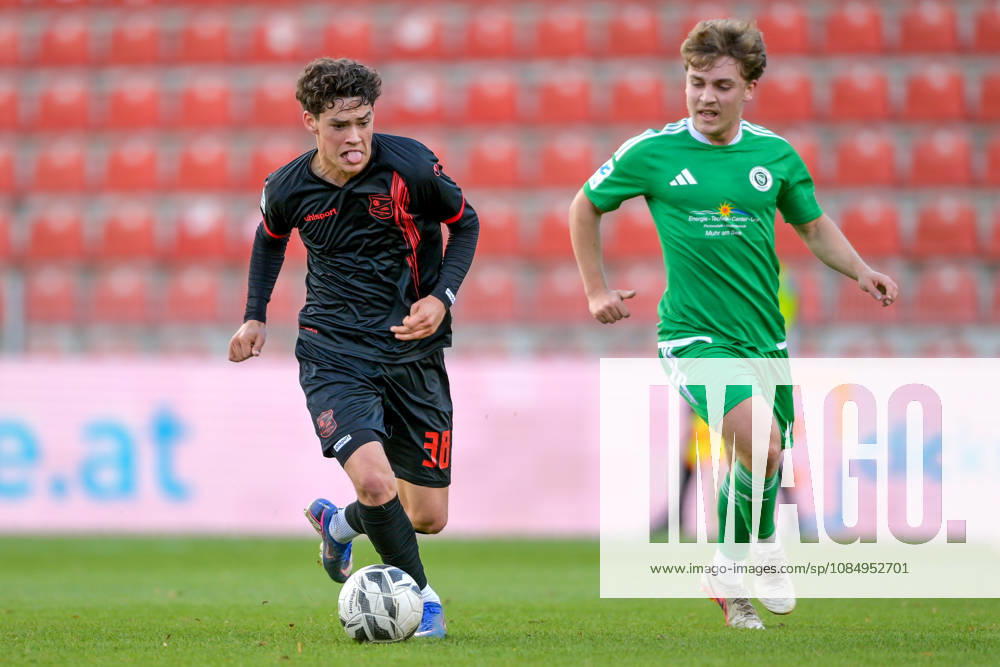 From left: Constantin Strunz (Unterhaching), 38; Nico Hayer (Ansbach), 28; in a one-on-one battle, duel, tackle, dynamic, action, 24, 10, 2026, Unterhaching, Germany, soccer, Bavarian Regional League, SpVgg Unterhaching vs. SpVgg Ansbach