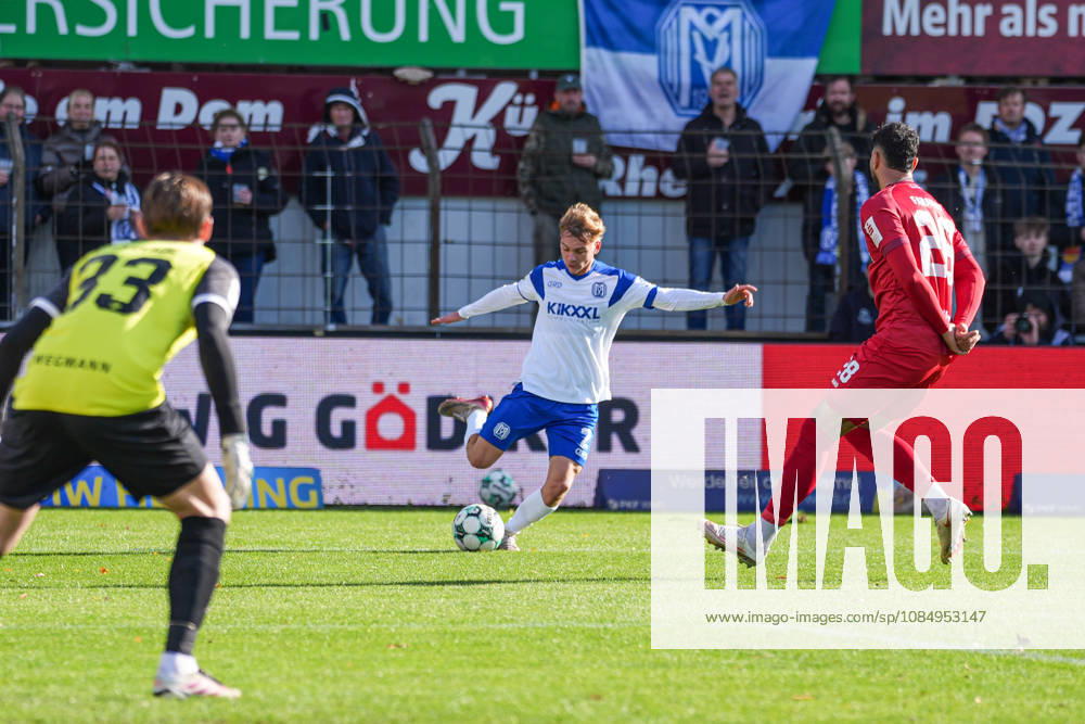 German Soccer, 3rd Division, Matchday 11, Hänsch Arena, Emslandstadion, Meppen, Emsland District, Lower Saxony, SV Meppen vs. FC Würzburger Kickers: Cross by Dominique Domröse (SV Meppen), 2