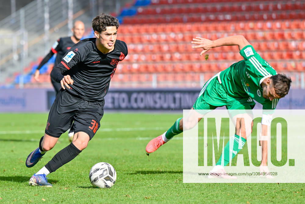 From left: Constantin Strunz (Unterhaching), 38; Tobias Dietrich (Ansbach), 6; in a one-on-one battle, duel, tackle, dynamic, action, 24, 10, 2026, Unterhaching, Germany, soccer, Bavarian Regional League, SpVgg Unterhaching vs. SpVgg Ansbach