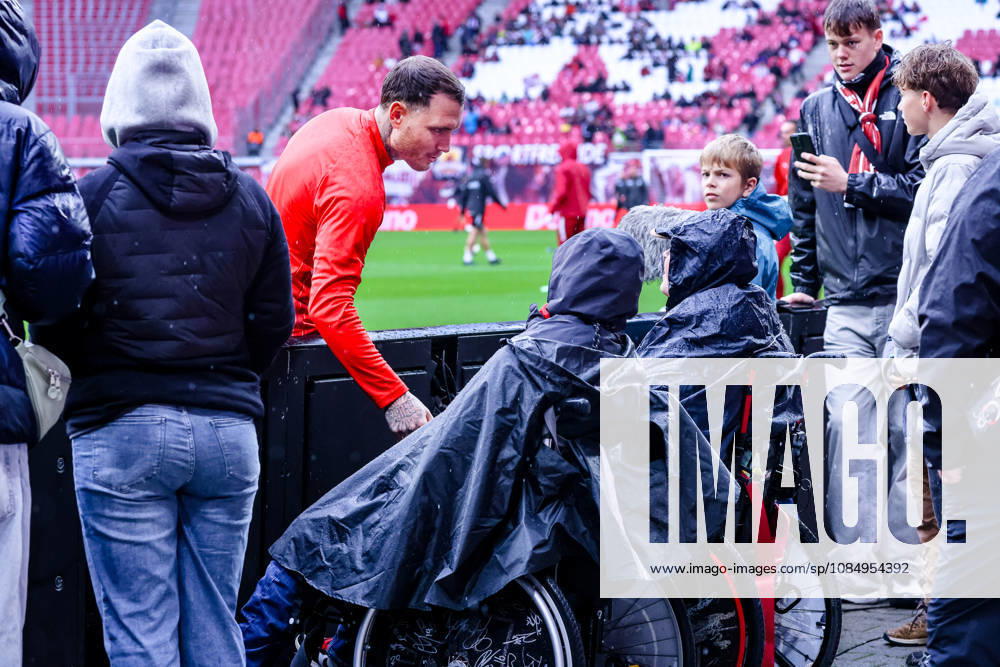 David Raum of RB Leipzig, 22, talking with two young fans in wheelchairs before the game, GER, RB Leipzig vs. SV Elversberg, soccer, Bundesliga 1 Men, Matchday 7, 2026–2027 season, October 24, 2026. DFL regulations prohibit any use of photographs as image sequences and or quasi-video. GER, RB Leipzig vs. SV Elversberg, Soccer, 1. Bundesliga Men, Matchday 7, 2026–2027 season, October 24, 2026, Leipzig