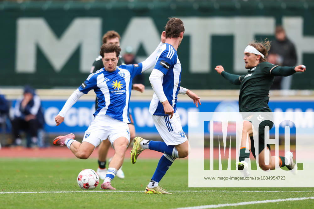 Soccer, Men s, Regionalliga Nord, Matchday 15, SV Werder Bremen II vs. BSV Kickers Emden: Sandro Plechaty (No. 17, BSV Kickers Emden) in a tackle with Noah Weißbach (No. 25, Werder Bremen II)