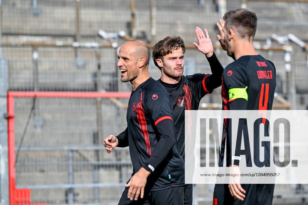V li Manuel Stiefler, Unterhaching, 8; goal scorer Jeroen Krupa, Unterhaching, 9; and Alexander Winkler, Unterhaching, 4, celebrating a goal, cheering, goal celebration, scoring a goal, celebrating the goal, goal, celebration, celebrating the 2–1 goal, optimistic, action, October 24, 2026, Unterhaching, Germany, soccer, Bavarian Regional League, SpVgg Unterhaching vs. SpVgg Ansbach