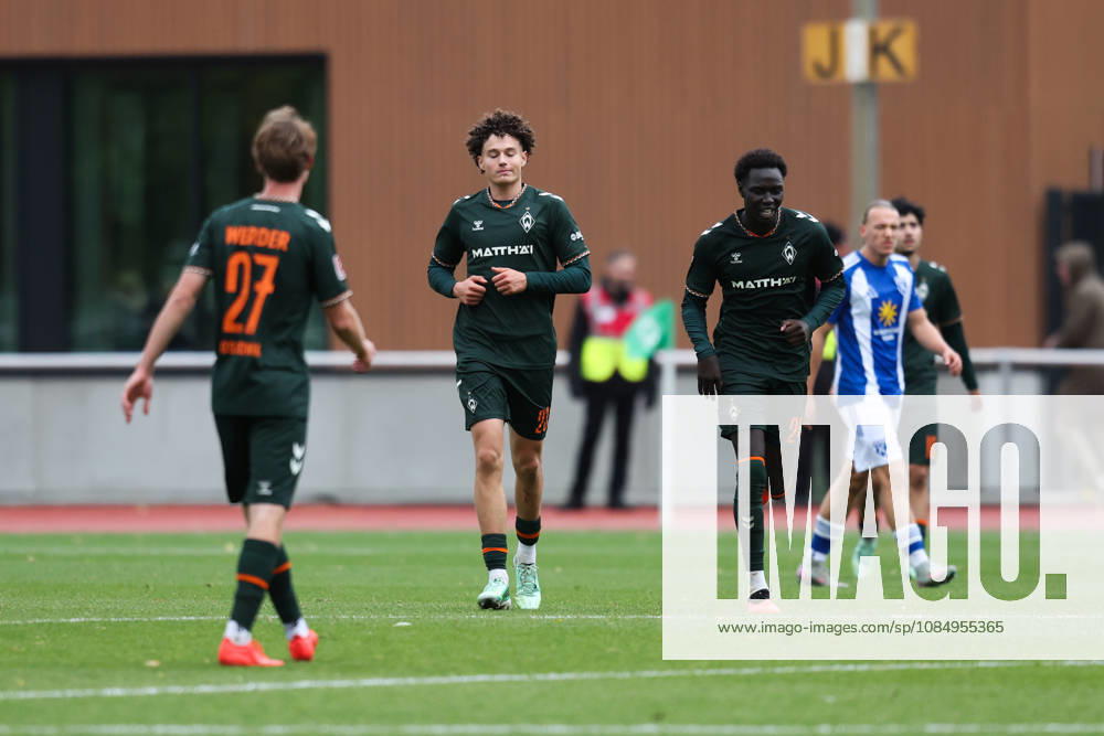Soccer, Men s, Regionalliga Nord, Matchday 15, SV Werder Bremen II vs. BSV Kickers Emden: Arian Leonard Römers celebrates the 2-2 goal, No. 23, Werder Bremen II