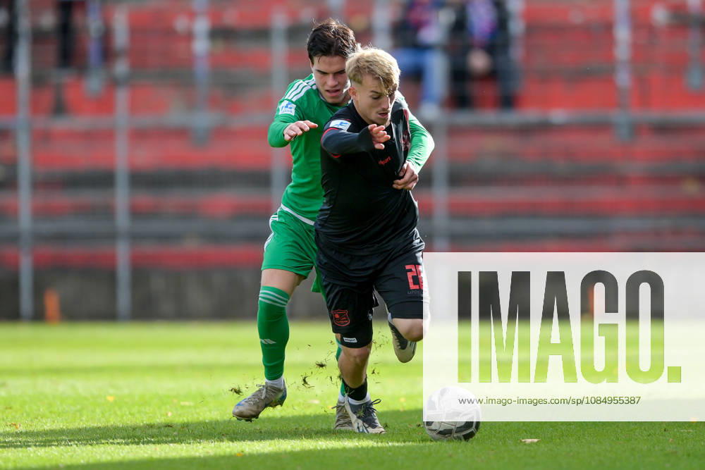 From left: Leon Stauber (Ansbach), 27; Andy Breuer (Unterhaching), 26; in a one-on-one battle, duel, tackle, dynamic, action, 24 10 2026, Unterhaching, Germany, soccer, Bavarian Regional League, SpVgg Unterhaching vs. SpVgg Ansbach