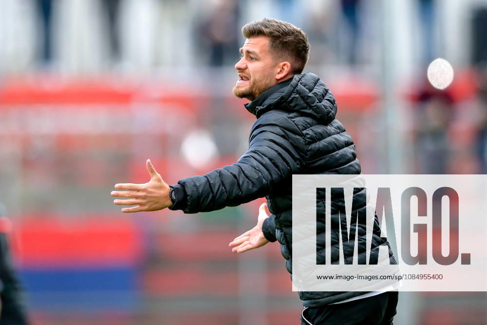 Niklas Reutelhuber Ansbach gives instructions, gesticulates, waves his arms, gives instructions, gesticulates, cutout, single frame, action, 24 10 2026, Unterhaching, Germany, soccer, Bavarian Regional League, SpVgg Unterhaching vs. SpVgg Ansbach