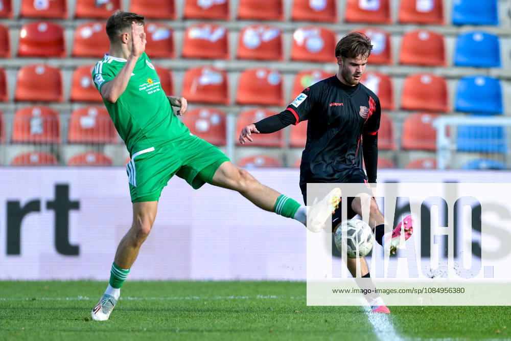 From left: Riko Manz (Ansbach), 29; Jeroen Krupa (Unterhaching), 9; in a one-on-one battle, duel, tackle, dynamic, action, 24 10 2026, Unterhaching, Germany, soccer, Bavarian Regional League, SpVgg Unterhaching vs. SpVgg Ansbach