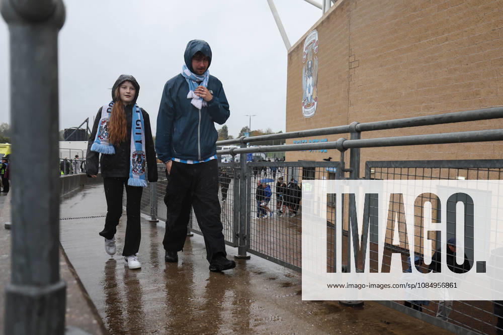Coventry gegen Fulham, 24. Oktober 2026, Coventry, Premier League, Fußball: Coventry City gegen Fulham – Fans von Coventry City machen sich im Regen auf den Weg zum Spiel. Foto: Charlotte Wilson, Offside Coventry, Großbritannien