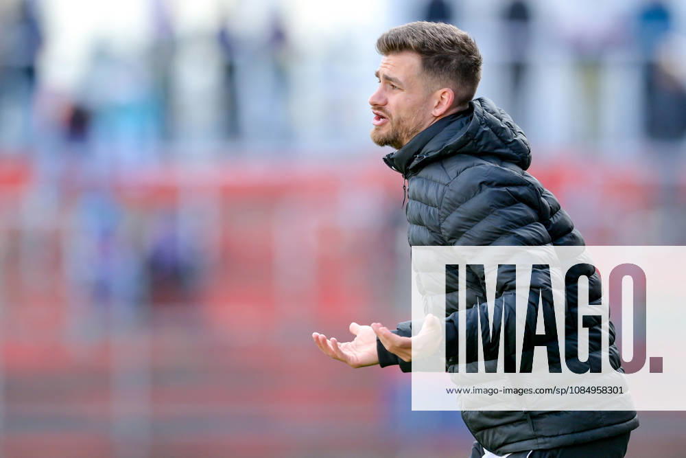 Coach Niklas Reutelhuber of Ansbach looks perplexed, gives instructions, gestures with his arms, single frame, action, October 24, 2026, Unterhaching, Germany, soccer, Bavarian Regional League, SpVgg Unterhaching vs. SpVgg Ansbach