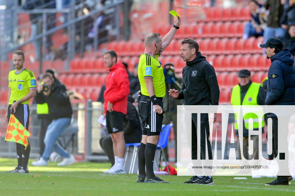 Referee Stefan Treiber shows Unterhaching coach Holger Seitz a yellow card, 24 October 2026, Unterhaching, Germany, soccer, Bavarian Regional League, SpVgg Unterhaching vs. SpVgg Ansbach