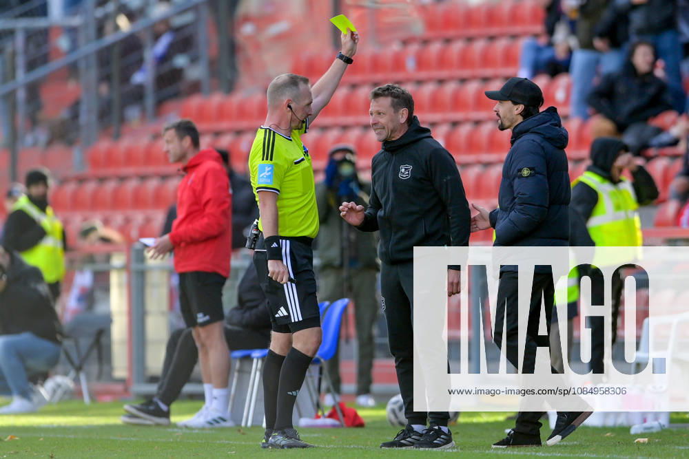 Referee Stefan Treiber shows Unterhaching coach Holger Seitz a yellow card, 24 October 2026, Unterhaching, Germany, soccer, Bavarian Regional League, SpVgg Unterhaching vs. SpVgg Ansbach