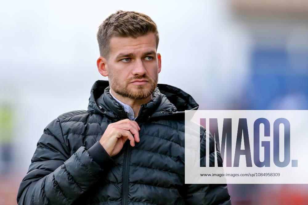 Coach Niklas Reutelhuber of Ansbach looking perplexed and disappointed; disappointment, frustration, pessimistic, single frame, action, 24 10 2026, Unterhaching, Germany, soccer, Bavarian Regional League, SpVgg Unterhaching vs. SpVgg Ansbach