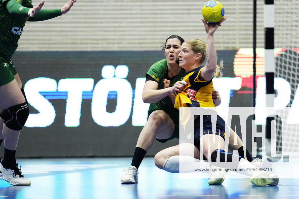 JÖNKÖPING, SWEDEN 20261024 Sweden s Emma Wahlström and Brazil s Jhennifer Lopes during Saturday s women s international handball match between Sweden and Brazil at Idrottshuset, JÖNKÖPING, SWEDEN