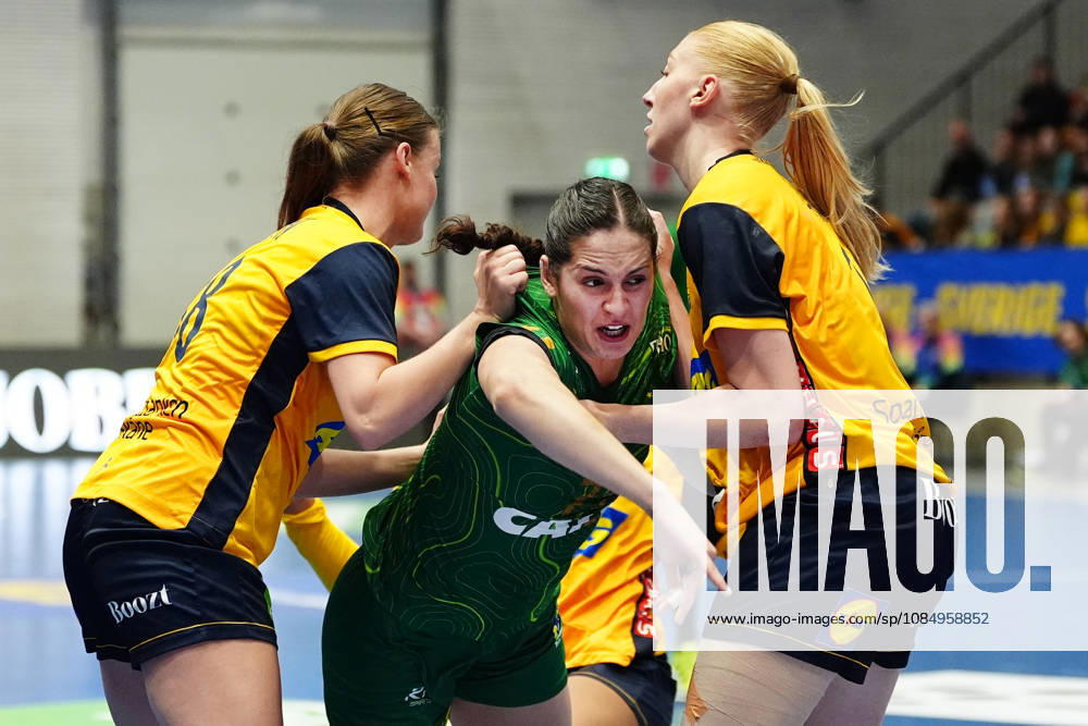 JÖNKÖPING, SWEDEN 20261024 Sweden’s Elin Hansson and Tyras Axnär stop Brazil’s Kelly Rosa during Saturday’s women’s international handball match between Sweden and Brazil at Idrottshuset in JÖNKÖPING, SWEDEN